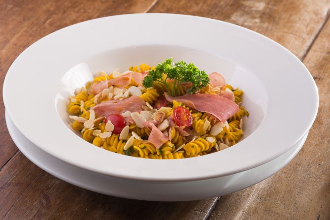 Fusilli ao creme de abóbora com presunto cru e amêndoas e do tagliatelle ao pomodoro com fonduta de queijos e pesto. Foto: divulgação. Fusilli ao creme de abóbora com presunto cru e amêndoas e do tagliatelle ao pomodoro com fonduta de queijos e pesto. Foto: divulgação.