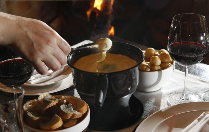 A diferença do fondue tradicional, é que o pão sem trigo – um dos acompanhamentos – é feito na casa (para evitar contaminação cruzada). Foto: divulgação. A diferença do fondue tradicional, é que o pão sem trigo – um dos acompanhamentos – é feito na casa (para evitar contaminação cruzada). Foto: divulgação.