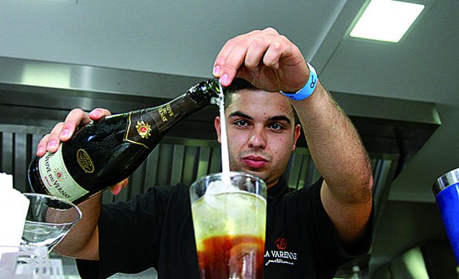 Willian Diego Lorente, do Bar Bom Gourmet La Varenne prepara um drink. Foto: Paulo Lisbôa/Gazeta do Povo Willian Diego Lorente, do Bar Bom Gourmet La Varenne prepara um drink. Foto: Paulo Lisbôa/Gazeta do Povo
