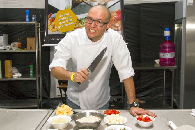 O chef Diego de Mello ensinou risoto de tomate seco na Pixel Dome. Foto: Paulo Lisbôa/Gazeta do Povo O chef Diego de Mello ensinou risoto de tomate seco na Pixel Dome. Foto: Paulo Lisbôa/Gazeta do Povo