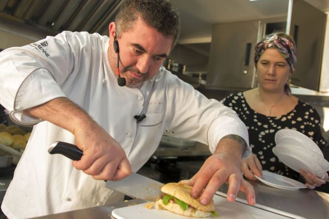 A aula-show do chef Ivo Lopes, do La Varenne: hambúrguer de javali. Foto: Paulo Lisbôa/Gazeta do Povo A aula-show do chef Ivo Lopes, do La Varenne: hambúrguer de javali. Foto: Paulo Lisbôa/Gazeta do Povo