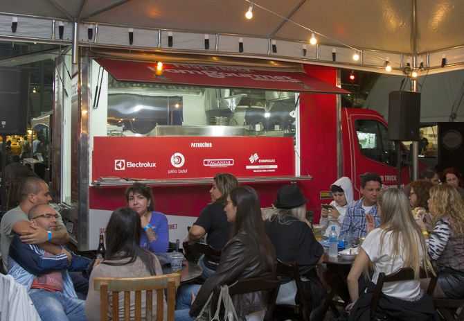No truck Bom Gourmet, que fez sua estreia no evento, foram realizadas aulas-shows com chefs e bartenders. Foto: Paulo Lisbôa/Gazeta do Povo No truck Bom Gourmet, que fez sua estreia no evento, foram realizadas aulas-shows com chefs e bartenders. Foto: Paulo Lisbôa/Gazeta do Povo