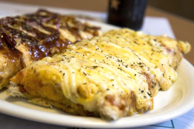 Na Pezzo, as pizzas são vendidas por fatias e em combos. Foto: Brunno Covello/Gazeta do Povo Na Pezzo, as pizzas são vendidas por fatias e em combos. Foto: Brunno Covello/Gazeta do Povo
