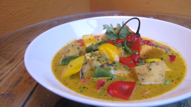 Moqueca de pupunha (R$ 27) leva o palmito, pimentões, alho-poró e coentro e acompanha arroz cateto com vermelho e farofa de banana. Foto: divulgação. Moqueca de pupunha (R$ 27) leva o palmito, pimentões, alho-poró e coentro e acompanha arroz cateto com vermelho e farofa de banana. Foto: divulgação.