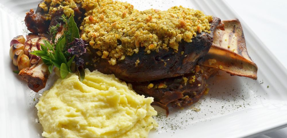 Paleta de cordeiro com crosta de limão e purê de alho. Foto: Divulgação