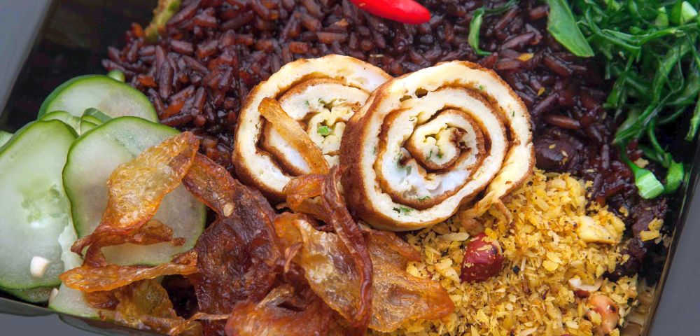 Arroz do chef com farofa de coco, omelete, alcatra ou tofu. Foto: Divulgação