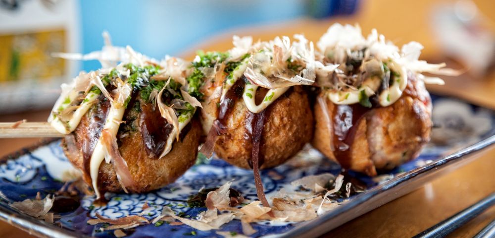 O takoyaki (R$ 13 para três unidades) é um dos carros-chefe. O bolinho é feito com polvo e arroz. Foto: Fernando Zequinão/Gazeta do Povo