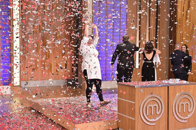 Izabel Alvares recebe o troféu de MasterChef Brasil. Foto: Comunicação Band Izabel Alvares recebe o troféu de MasterChef Brasil. Foto: Comunicação Band