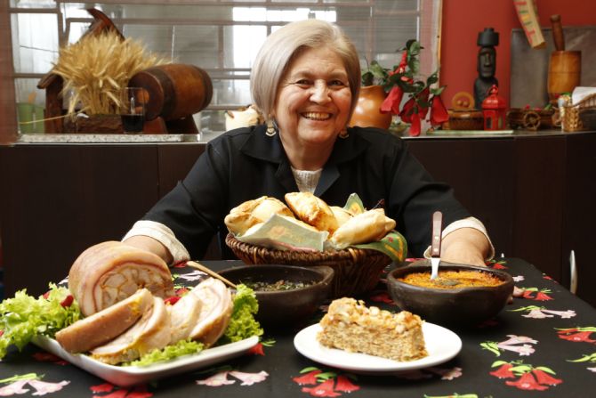 Ximena Leon de La Barra, chilena que mora em Curitiba e vende suas empanadas em feiras da cidade. Foto: Henry Milléo/Gazeta do Povo Ximena Leon de La Barra, chilena que mora em Curitiba e vende suas empanadas em feiras da cidade. Foto: Henry Milléo/Gazeta do Povo