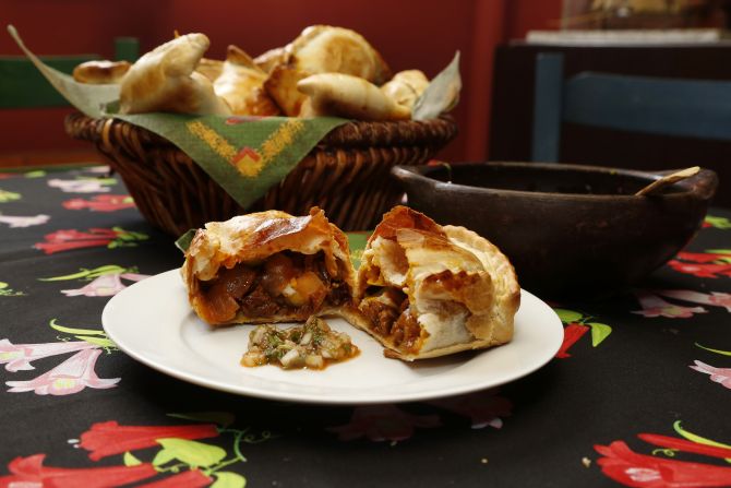 Empanada com pebre, uma espécie de vinagrete chileno feito com cebola, limão, tomate, pimenta e coentro. Foto: Henry Milléo/Gazeta do Povo Empanada com pebre, uma espécie de vinagrete chileno feito com cebola, limão, tomate, pimenta e coentro. Foto: Henry Milléo/Gazeta do Povo