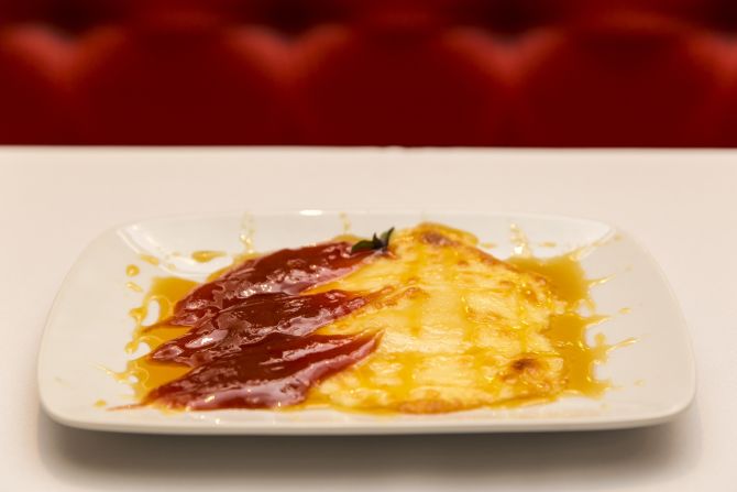 Jean et Marie (raclette de queijo branco meia-cura com goiabada derretida) é a outra opção de sobremesa. Foto: divulgação Jean et Marie (raclette de queijo branco meia-cura com goiabada derretida) é a outra opção de sobremesa. Foto: divulgação