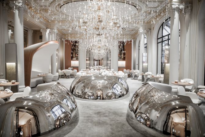 O impactante salão do Alain Ducasse au Plaza Athénée, no mítico hotel de Paris. Foto: Divulgação O impactante salão do Alain Ducasse au Plaza Athénée, no mítico hotel de Paris. Foto: Divulgação