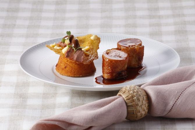 O tradicional frango com polenta ganhou uma nova roupagem pelo chef Lênin Palhano. A polenta se assemelha a um petit gâteau e o frango foi cozido e depois assado. Foto: Alexandre Mazzo/Gazeta do Povo. O tradicional frango com polenta ganhou uma nova roupagem pelo chef Lênin Palhano. A polenta se assemelha a um petit gâteau e o frango foi cozido e depois assado. Foto: Alexandre Mazzo/Gazeta do Povo.