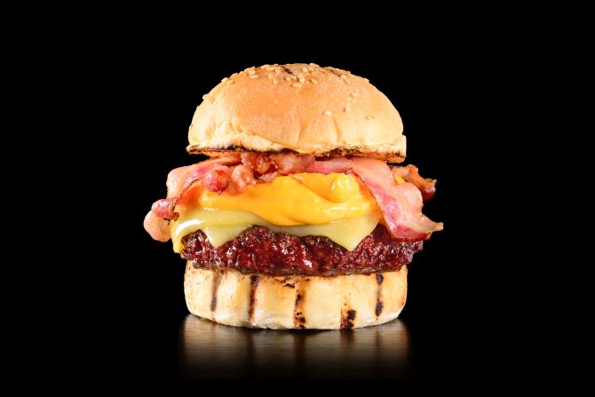Hellburger é novidade do JPL: 200 g de carne grelhada, queijo muçarela, cheddar derretido e bacon, acompanhado de batatas fritas rústicas (R$ 24,90). Foto: Divulgação. Hellburger é novidade do JPL: 200 g de carne grelhada, queijo muçarela, cheddar derretido e bacon, acompanhado de batatas fritas rústicas (R$ 24,90). Foto: Divulgação.
