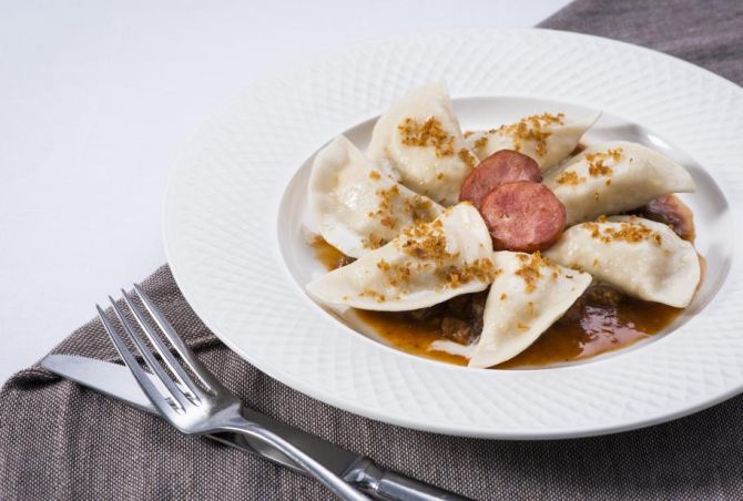 O pierogi, herança gastronômica deixada pelos poloneses, é um prato bem comum nas mesas paranaenses. Ele foi preparado por Junior Durski, da rede Madero e restaurante Durski. Foto: Letícia Akemi/Gazeta do Povo O pierogi, herança gastronômica deixada pelos poloneses, é um prato bem comum nas mesas paranaenses. Ele foi preparado por Junior Durski, da rede Madero e restaurante Durski. Foto: Letícia Akemi/Gazeta do Povo