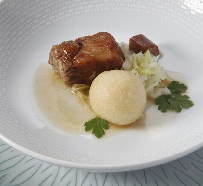 O pão no bafo, preparado pela chef Rosane Radecki, é um presente deixado pelos alemães. O repolho e a carne suína acompanham o pãozinho cozido no vapor. A apresentação é uma releitura. Foto: Alexandre Mazzo/Gazeta do Povo. O pão no bafo, preparado pela chef Rosane Radecki, é um presente deixado pelos alemães. O repolho e a carne suína acompanham o pãozinho cozido no vapor. A apresentação é uma releitura. Foto: Alexandre Mazzo/Gazeta do Povo.