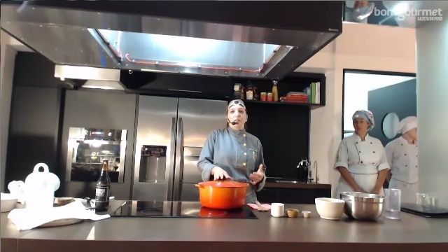 Rosane Radecki prepara o pão no bafo Rosane Radecki prepara o pão no bafo
