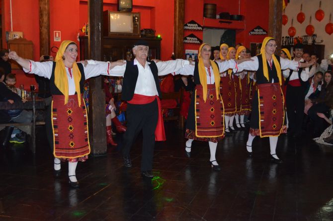 Dança grega no Bar do Alemão. Foto: Bruna Zembuski.