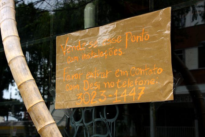 Na fachada tem a placa de 'vende-se'. Foto: Rodrigo Sóppa / Gazeta do Povo. Na fachada tem a placa de 'vende-se'. Foto: Rodrigo Sóppa / Gazeta do Povo.
