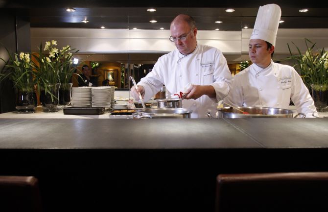 Os chefs Dyogo Prado e Ricardo Filizola comandam o La Cocina. Foto: Hugo Harada / Gazeta do Povo. Os chefs Dyogo Prado e Ricardo Filizola comandam o La Cocina. Foto: Hugo Harada / Gazeta do Povo.