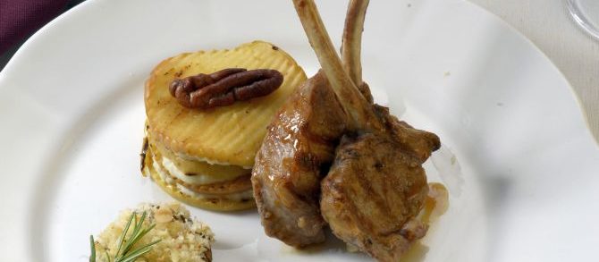 Gratin de maçã verde e gorgonzola carré de cordeiro. Foto: Alexandre Mazzo