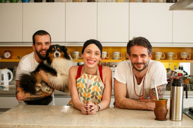 O diretor Lucas Costa com o cachorro xxxx, Débora e Felipe Dable, intérprete e cozinheiro do Chef Cenoura, respectivamente. Foto: Divulgação O diretor Lucas Costa com o cachorro xxxx, Débora e Felipe Dable, intérprete e cozinheiro do Chef Cenoura, respectivamente. Foto: Divulgação