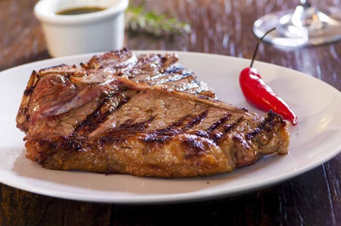 O T-Bone Steak (R$ 54) preparado na parrilla argentina continua no cardápio. Foto: Divulgação. O T-Bone Steak (R$ 54) preparado na parrilla argentina continua no cardápio. Foto: Divulgação.