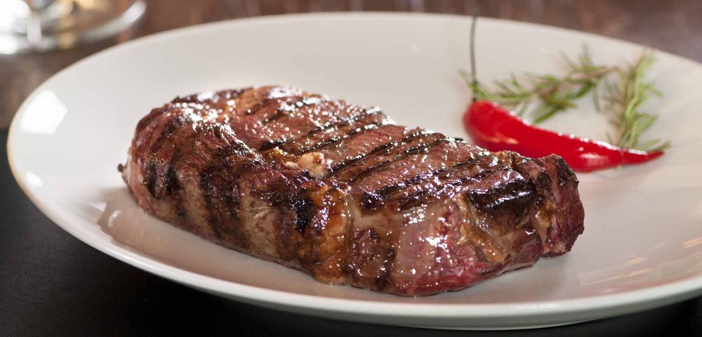O bife de chorizo (R$ 51) preparado na grelha argentina parrilla continua no cardápio. Foto: Divulgação. O bife de chorizo (R$ 51) preparado na grelha argentina parrilla continua no cardápio. Foto: Divulgação.