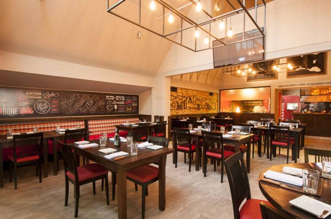 O restaurante nada lembra o antecessor. O que permaneceu foi a fachada de vidro, reformulada, com vista para o final Avenida do Batel. Foto: Divulgação. O restaurante nada lembra o antecessor. O que permaneceu foi a fachada de vidro, reformulada, com vista para o final Avenida do Batel. Foto: Divulgação.
