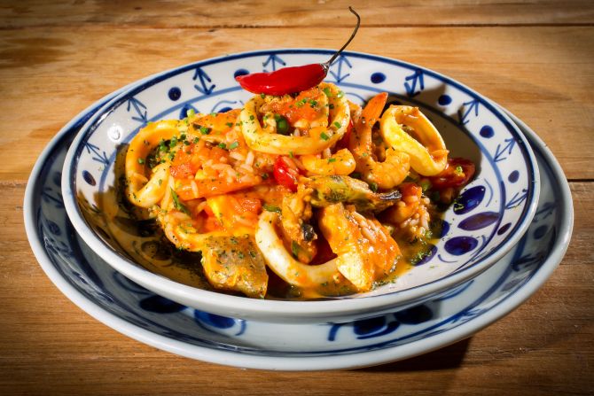 Paella valenciana com frutos do mar, peixe e frango. Foto: Divulgação. Paella valenciana com frutos do mar, peixe e frango. Foto: Divulgação.