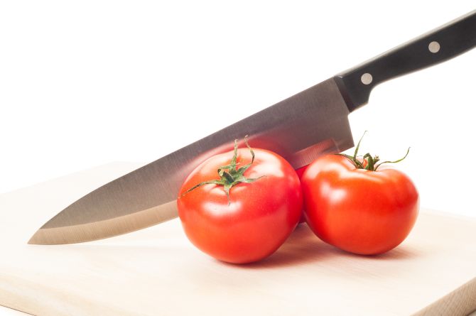 O teste do tomate é uma boa dica para verificar se a faca está afiada. Foto: Bigstock O teste do tomate é uma boa dica para verificar se a faca está afiada. Foto: Bigstock