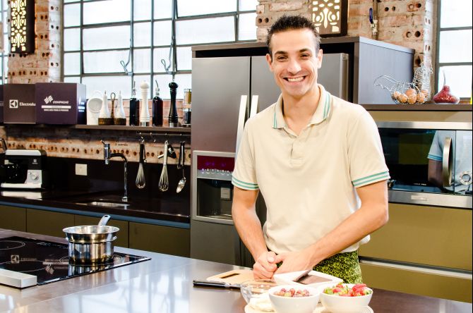 O curso Cozinha Básica, comandado pelo chef Guilherme Guzela, terá 18 aulas na Estúdio Bom Gourmet Pátio Batel. Foto: Fred Kendi/Gazeta do Povo O curso Cozinha Básica, comandado pelo chef Guilherme Guzela, terá 18 aulas na Estúdio Bom Gourmet Pátio Batel. Foto: Fred Kendi/Gazeta do Povo