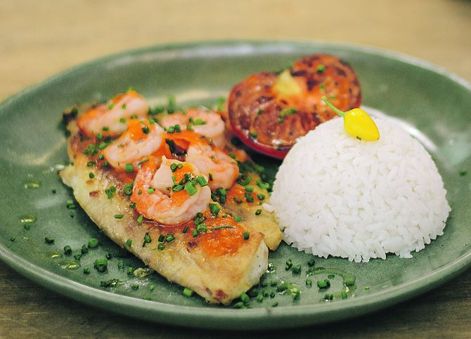 Tilápia com molho de camarão e arroz (R$ 24): prato do cardápio executivo. Tilápia com molho de camarão e arroz (R$ 24): prato do cardápio executivo.