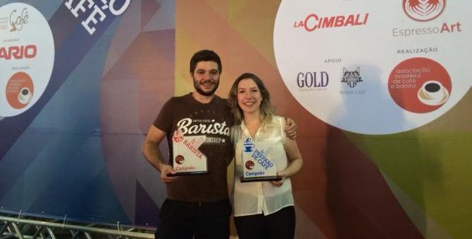 Leo Moço e Estela Candido Cotes, do Barista Coffee Bar, conquistaram o primeiro lugar durante a Semana Internacional do Café em 2015 e vão representar o Brasil na Irlanda. Foto: Divulgação. Leo Moço e Estela Candido Cotes, do Barista Coffee Bar, conquistaram o primeiro lugar durante a Semana Internacional do Café em 2015 e vão representar o Brasil na Irlanda. Foto: Divulgação.