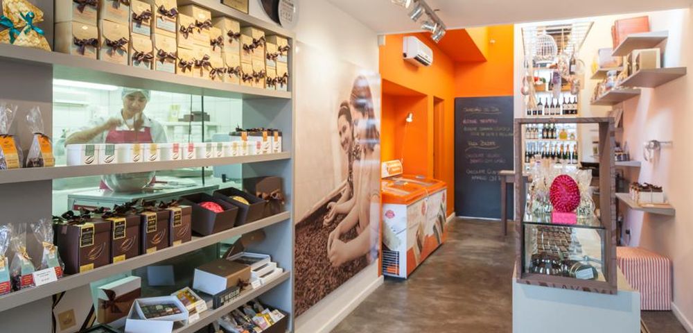 A loja e fábrica são integradas por um vidro. Foto: Fernando Zequinão / Gazeta do Povo