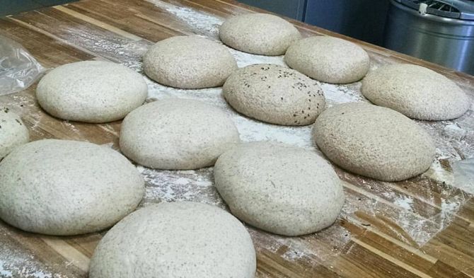 Pães bola do Maçã - Padaria Artesanal Brasileira fermentando. Foto: Divulgação Pães bola do Maçã - Padaria Artesanal Brasileira fermentando. Foto: Divulgação