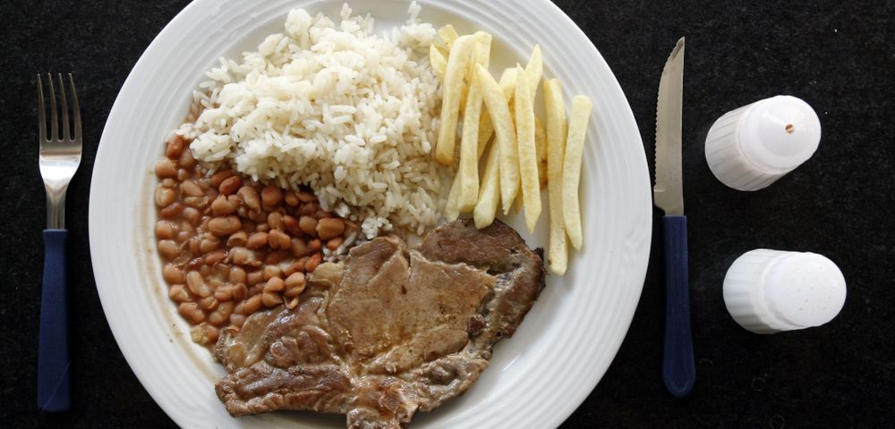 Aula de Cozinha Básica ensina como preparar arroz, feijão e bife Aula de Cozinha Básica ensina como preparar arroz, feijão e bife