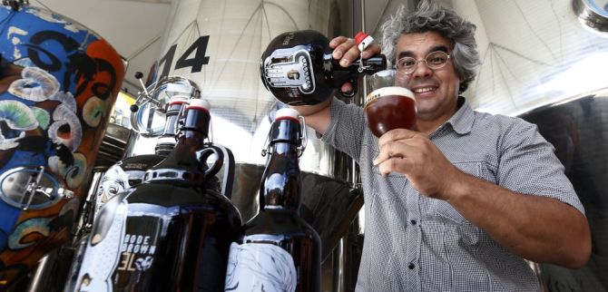Samuel Cavalcanti, da Bodebrown, fechou parceria com restaurantes de Curitiba para que não cobrem rolha dos growlers. Foto: Albari Rosa Samuel Cavalcanti, da Bodebrown, fechou parceria com restaurantes de Curitiba para que não cobrem rolha dos growlers. Foto: Albari Rosa