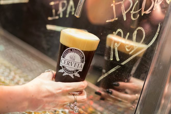 No Festival Brasileiro da Cerveja, em Blumenau, dá para provar quase mil rótulos a partir de R$ 6, cada No Festival Brasileiro da Cerveja, em Blumenau, dá para provar quase mil rótulos a partir de R$ 6, cada