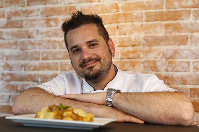 Chef Fabio Mattos, do restaurante Poco Tapas. Foto: Daniel Derevecki/Gazeta do Povo Chef Fabio Mattos, do restaurante Poco Tapas. Foto: Daniel Derevecki/Gazeta do Povo