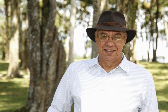 O baiano Henrique Almeida faz parte da quarta geração dedicada à plantação de cacau na Bahia, mas é a primeira a transformar a fruta em chocolate gourmet. Foto: Daniel Castellano/Gazeta do Povo. O baiano Henrique Almeida faz parte da quarta geração dedicada à plantação de cacau na Bahia, mas é a primeira a transformar a fruta em chocolate gourmet. Foto: Daniel Castellano/Gazeta do Povo.
