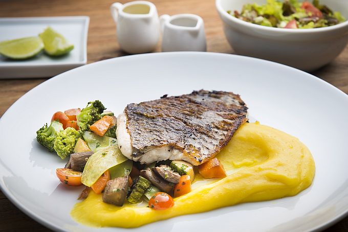 Filé de tilápia acompanhado de musseline de batata salsa e legumes grelhados (R$ 25) Filé de tilápia acompanhado de musseline de batata salsa e legumes grelhados (R$ 25)