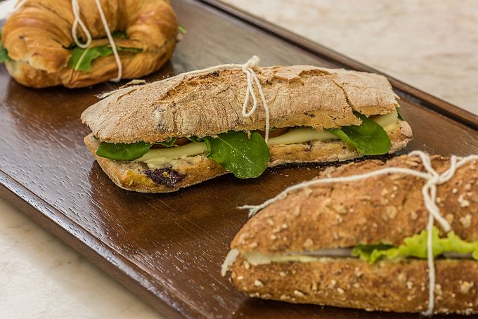 Da esquerda para a direita: Croissant com pasta de azeitonas, amêndoas e rúcula (R$ 9,50); Sanduíche de ciabatta com azeitona, mussarela de búfala, rúcula e tomate seco (R$ 13,50) e Sanduíche de pão integral com queijo maasdam, blanquet de peru, pera e alface (R$ 10,90). Da esquerda para a direita: Croissant com pasta de azeitonas, amêndoas e rúcula (R$ 9,50); Sanduíche de ciabatta com azeitona, mussarela de búfala, rúcula e tomate seco (R$ 13,50) e Sanduíche de pão integral com queijo maasdam, blanquet de peru, pera e alface (R$ 10,90).