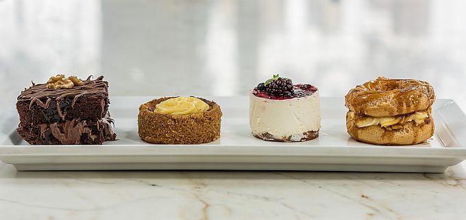 Da esquerda para a direita: Brownie com recheio de Nutella e nozes (R$ 9), Torta Mágica (R$ 7,40), Cheesecake (R$ 7,40) e Rosca de pâte à choux recheada com creme e calda de caramelo (R$ 5,80) Da esquerda para a direita: Brownie com recheio de Nutella e nozes (R$ 9), Torta Mágica (R$ 7,40), Cheesecake (R$ 7,40) e Rosca de pâte à choux recheada com creme e calda de caramelo (R$ 5,80)