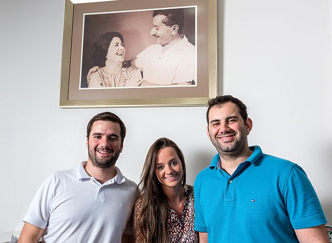 Os bisnetos do casal Rachide e Abdalla (ao fundo), Otávio, Caroline e Rafael (dir.), comandam a segunda unidade da Padaria Guarani, em Curitiba. Os bisnetos do casal Rachide e Abdalla (ao fundo), Otávio, Caroline e Rafael (dir.), comandam a segunda unidade da Padaria Guarani, em Curitiba.