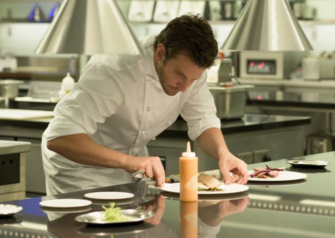 Bradley Cooper no papel do chef Adam Jones no filme "Pegando Fogo". Foto: Divulgação Bradley Cooper no papel do chef Adam Jones no filme "Pegando Fogo". Foto: Divulgação