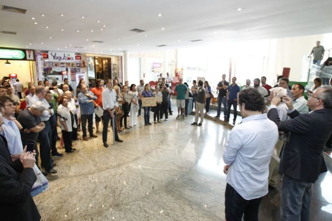 Empresários exibiram cartazes em protesto à alta carga tributária no PR. Foto: Daniel Castellano / Gazeta do Povo. Empresários exibiram cartazes em protesto à alta carga tributária no PR. Foto: Daniel Castellano / Gazeta do Povo.