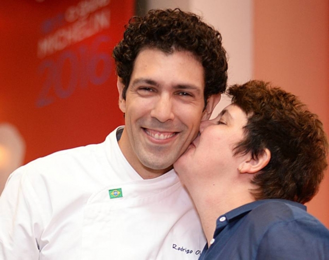 Rodrigo Oliveira, com duas casas entre os premiados, ganha beijo da também premiada Roberta Sudbrack. Foto: Ari Kaye|Divulgação. Rodrigo Oliveira, com duas casas entre os premiados, ganha beijo da também premiada Roberta Sudbrack. Foto: Ari Kaye|Divulgação.