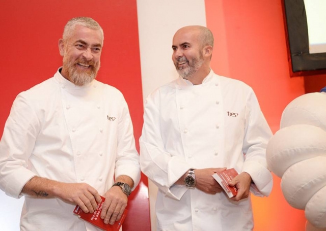 Alex Atala ao lado de seu subchef no D.O.M, Geovane Carneiro. O restaurante é o único duas estrelas. Foto: Ari Kaye|Divulgação Alex Atala ao lado de seu subchef no D.O.M, Geovane Carneiro. O restaurante é o único duas estrelas. Foto: Ari Kaye|Divulgação