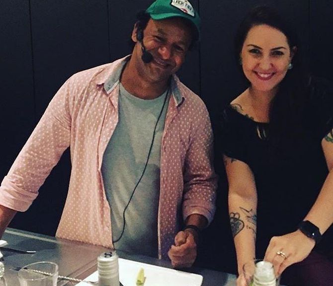 O mixologista Rogério Rabbit com a roteirista Bic Müller, uma das participantes da aula prática. Foto: divulgação. O mixologista Rogério Rabbit com a roteirista Bic Müller, uma das participantes da aula prática. Foto: divulgação.